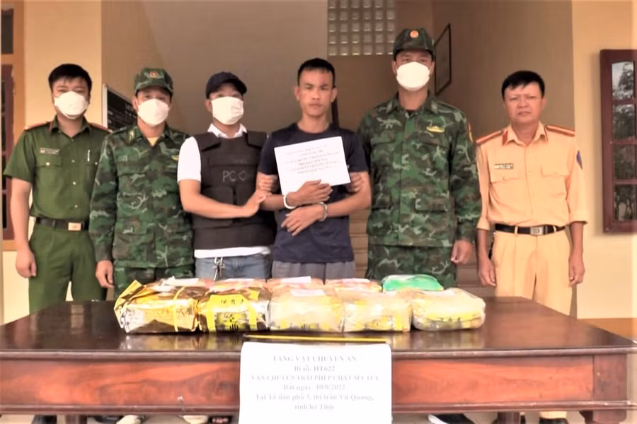 Đối tượng Biện Văn Trường cùng tang vật bị lực lượng chức năng bắt giữ.