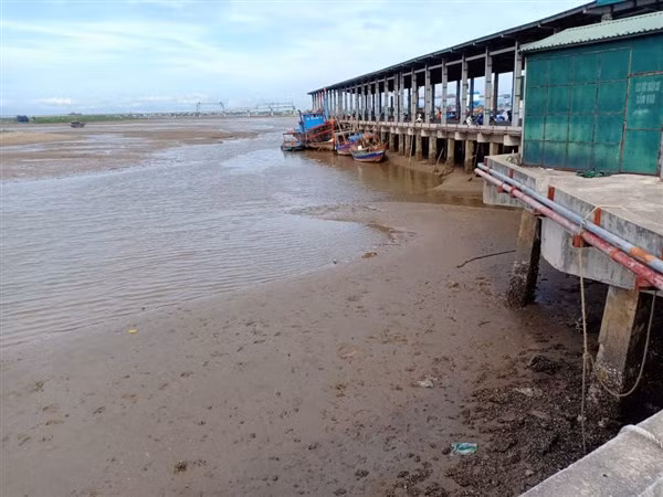 Cảng cá Xuân Hội bị bồi lắng, khiến tàu thuyền không thể ra khơi.