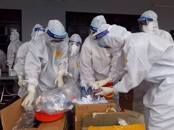 Công tác test nhanh được triển khai vào sáng 26/5. Ảnh: Bộ Y tế cung cấp