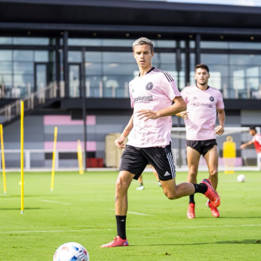 Romeo Beckham đang tập luyện với đội B của Brentford. Romeo Beckham đang tập luyện với đội B của Brentford.