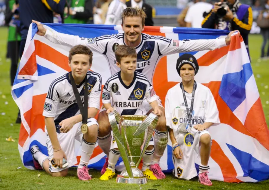 David Beckham cùng các con trai (từ trái sang phải) Brooklyn, Cruz và Romeo năm 2013. David Beckham cùng các con trai (từ trái sang phải) Brooklyn, Cruz và Romeo năm 2013.