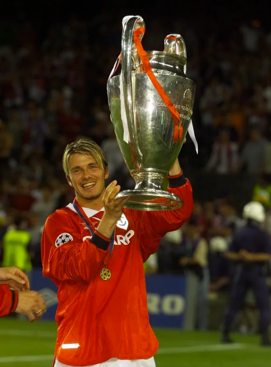 David Beckham nâng cao chiếc cúp Champions League năm 1999. David Beckham nâng cao chiếc cúp Champions League năm 1999.