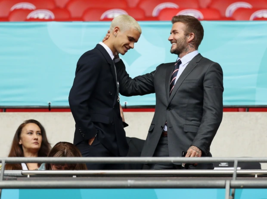 Romeo Beckham với bố David Beckham. Romeo Beckham với bố David Beckham.