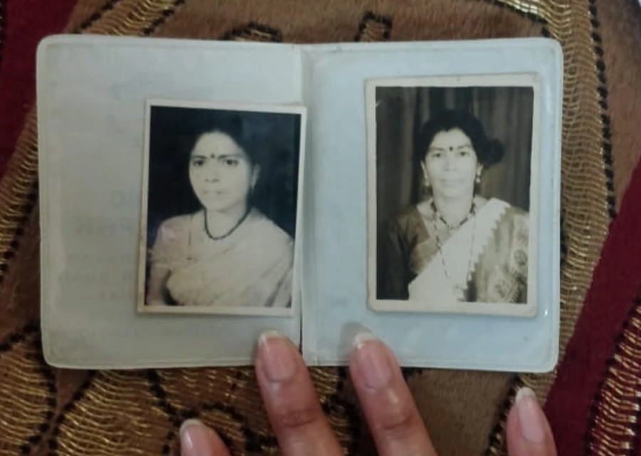 Usha (trái) và chị gái đã tham gia vụ tấn công tại Tòa án thành phố Nagpur. Usha (trái) và chị gái đã tham gia vụ tấn công tại Tòa án thành phố Nagpur.