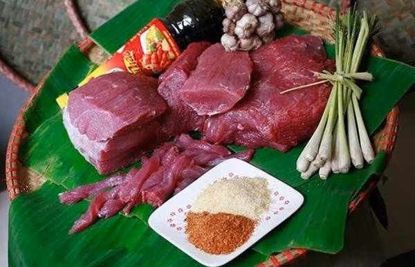 Thịt bò các bạn chọn loại có thớ dọc rõ ràng