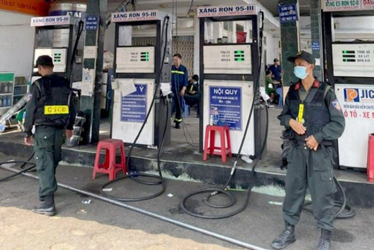 Lực lượng chức năng phong tỏa cây xăng nghi tiêu thụ xăng giả.