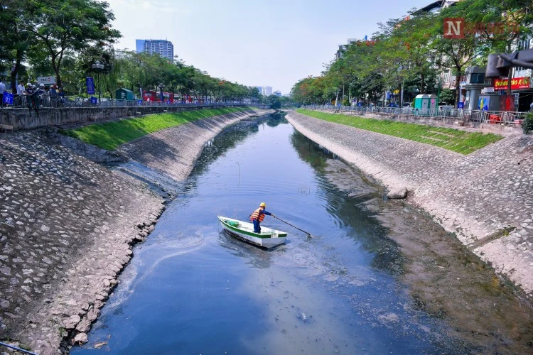 Sông Tô Lịch đoạn qua đường Bưởi.