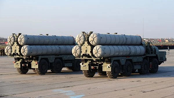 Hệ thống tên lửa phòng không S-400 "Triumf".