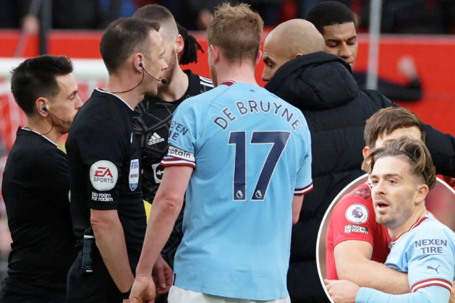 Cầu thủ và ban huấn luyện Man City phản đối dữ dội quyết định của trọng tài.