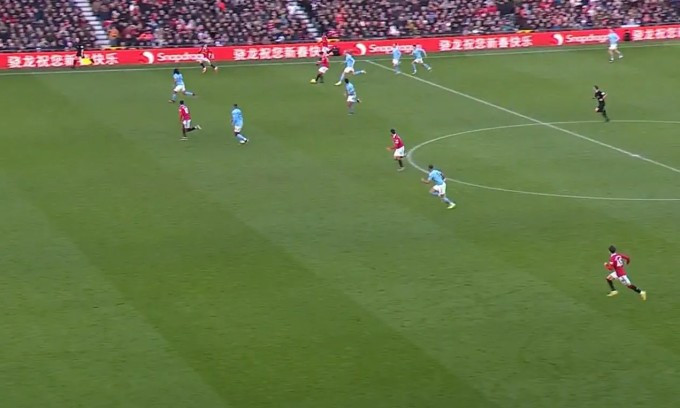 Rashford rõ ràng việt vị khi Casemiro thực hiện đường chuyền...