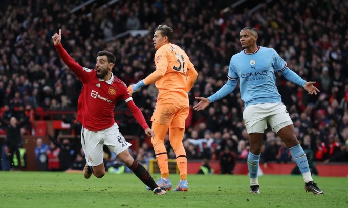 Bruno Fernandes phản ứng quyết định căng cờ việt vị của trọng tài biên nhưng sau đó anh được công nhận bàn thắng, mở ra chiến thắng ngược cho Man Utd.