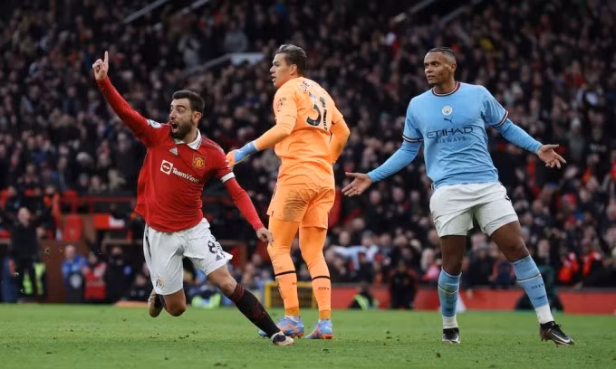 Bruno Fernandes phản ứng quyết định căng cờ việt vị của trọng tài biên nhưng sau đó anh được công nhận bàn thắng, mở ra chiến thắng ngược cho Man Utd.