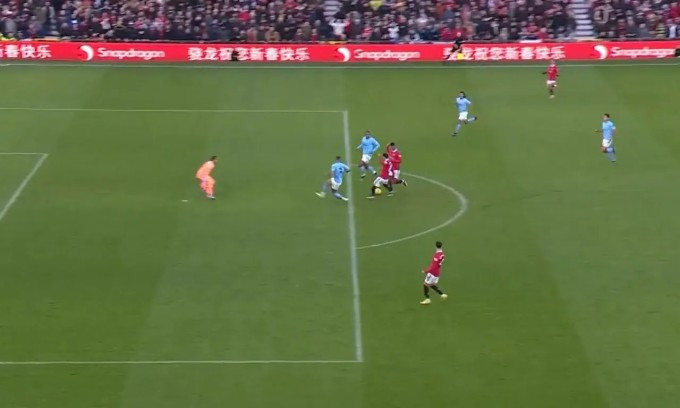 Điều đó tạo cơ hội để Fernandes băng lên sút ghi bàn khi hàng thủ lẫn thủ môn Man City chững lại.