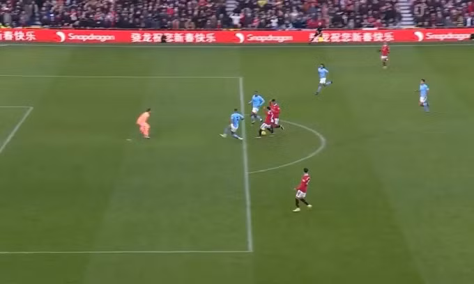 Điều đó tạo cơ hội để Fernandes băng lên sút ghi bàn khi hàng thủ lẫn thủ môn Man City chững lại.