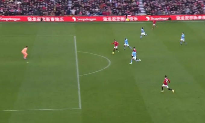 Tuy nhiên, tiền đạo người Anh chỉ theo bóng mà không dứt điểm...