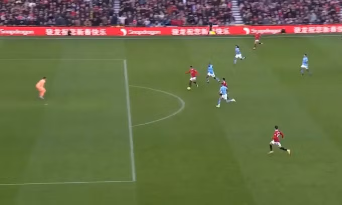 Tuy nhiên, tiền đạo người Anh chỉ theo bóng mà không dứt điểm...