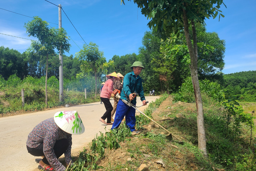Con đường không chỉ giúp người dân thôn Hoa Tiến phát triển kinh tế mà còn tạo nên tình đoàn kết của thôn xóm. Con đường không chỉ giúp người dân thôn Hoa Tiến phát triển kinh tế mà còn tạo nên tình đoàn kết của thôn xóm.