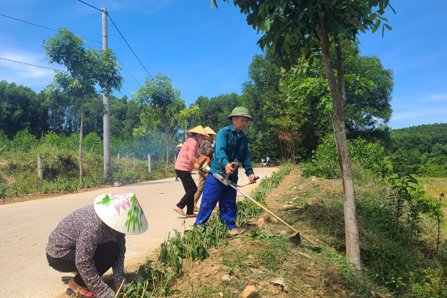 Con đường không chỉ giúp người dân thôn Hoa Tiến phát triển kinh tế mà còn tạo nên tình đoàn kết của thôn xóm.