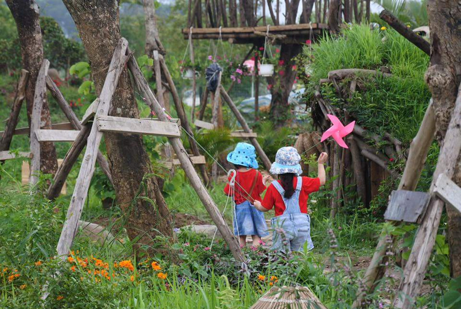 Công viên Mê cung và Hoa hồng, nơi được Nhà hát Kịch Việt Nam và Trà Thanh nhiệt lựa chọn làm điểm biểu diễn đang là điểm đến rất được các gia đình trẻ tại Hà Nội yêu thích và trải nghiệm không gian thiên nhiên, đồng quê giữa lòng thành phố Công viên Mê cung và Hoa hồng, nơi được Nhà hát Kịch Việt Nam và Trà Thanh nhiệt lựa chọn làm điểm biểu diễn đang là điểm đến rất được các gia đình trẻ tại Hà Nội yêu thích và trải nghiệm không gian thiên nhiên, đồng quê giữa lòng thành phố