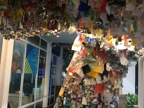 Rác thải túi nilon sắp đặt tại triển lãm Rác thải túi nilon sắp đặt tại triển lãm