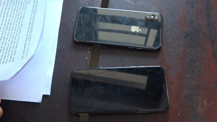 2 chiếc điện thoại mà Tài đã trộm được. (Ảnh: CACC).