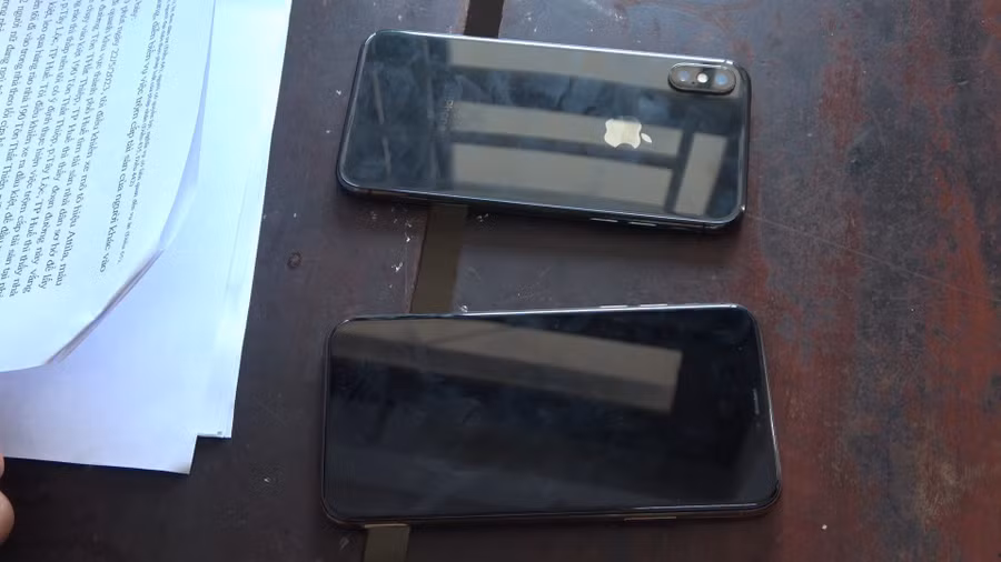 2 chiếc điện thoại mà Tài đã trộm được. (Ảnh: CACC).