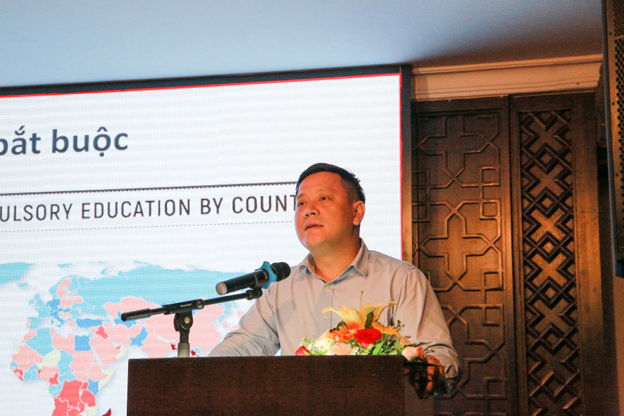 GS.TS. Lê Anh Vinh, Viện trưởng Viện Khoa học Giáo dục Việt Nam, Uỷ viên Hội đồng Quốc gia Giáo dục và Phát triển nhân lực trình bày tại hội thảo tham luận: "Cơ sở lý luận về giáo dục bắt buộc và kinh nghiệm chính sách quốc tế".