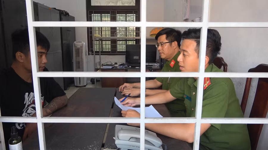 Công an làm việc với Hoàng Minh Tài là người đã có hành vi leo tường rào nhà dân trộm cắp 2 iPhone. (Ảnh: CACC).