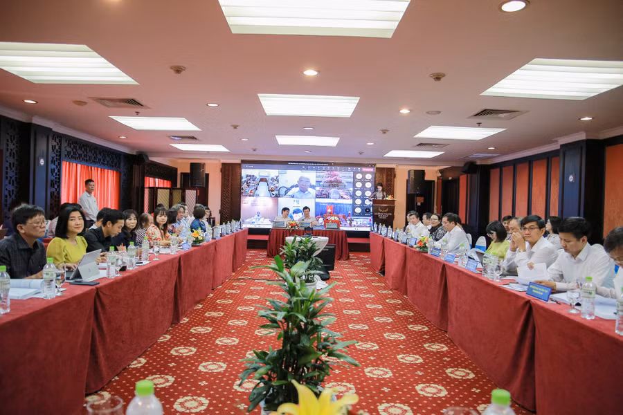 Hội thảo gồm đại diện Bộ GD&ĐT, đại diện Hội đồng Quốc gia Giáo dục và Phát triển nhân lực cùng các lãnh đạo các Sở GD&ĐT, các trường/viện nghiên cứu và các chuyên gia trên cả nước tham gia. Hội thảo gồm đại diện Bộ GD&ĐT, đại diện Hội đồng Quốc gia Giáo dục và Phát triển nhân lực cùng các lãnh đạo các Sở GD&ĐT, các trường/viện nghiên cứu và các chuyên gia trên cả nước tham gia.