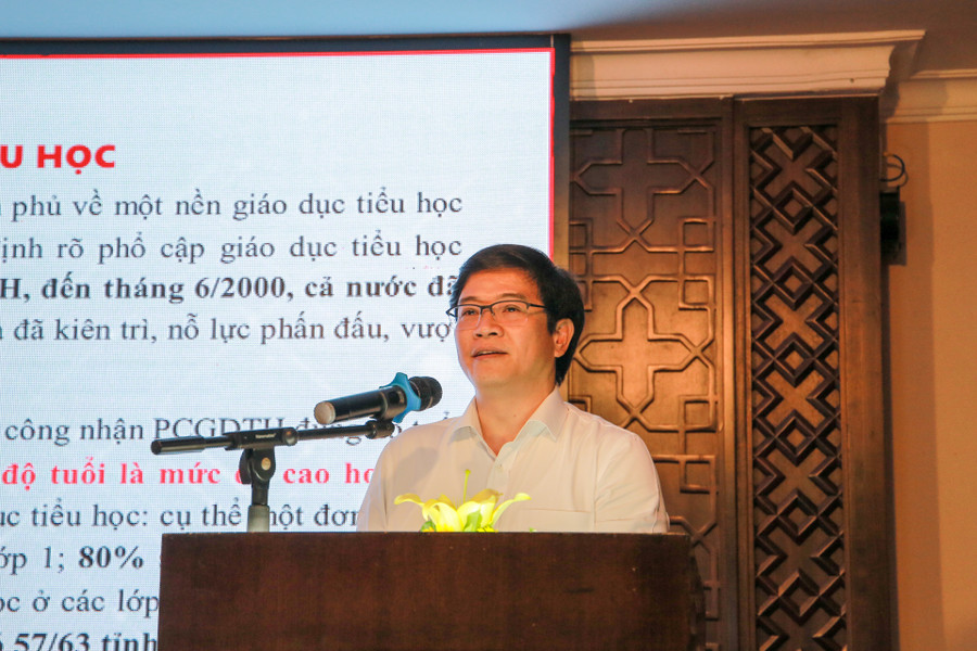 TS. Thái Văn Tài, Vụ trưởng Vụ Giáo dục Tiểu học, Bộ GD&ĐT trình bày tham luận: "Cơ sở pháp lý, thực trạng và các điều kiện đảm bảo thực hiện Giáo dục bắt buộc đối với giáo dục tiểu học".