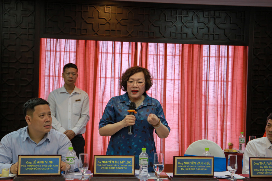 Bà Nguyễn Thị Mỹ Lộc - Chủ tịch hội đồng chức danh giáo sư ngành giáo dục học, Ủy viên hội đồng Quốc gia Giáo dục và Phát triển nhân lực trao đổi về giáo dục bắt buộc đối với giáo dục tiểu học.