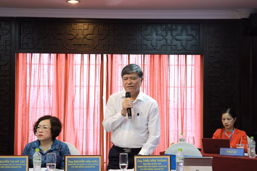 Ông Nguyễn Văn Hiếu - Giám đốc Sở GD&ĐT TP Hồ Chí Minh, Ủy viên hội đồng Quốc gia Giáo dục và Phát triển nhân lực đưa ra ý kiến, trao đổi về các giải pháp thực hiện giáo dục bắt buộc với giáo dục tiểu học.