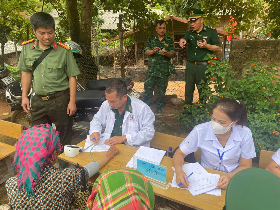 Bệnh viện Đa khoa Mộc Châu phối hợp với bộ đội, Công an, chính quyền địa phương đến các xã khó khăn khám, chữa bệnh miễn phí cho người dân. Bệnh viện Đa khoa Mộc Châu phối hợp với bộ đội, Công an, chính quyền địa phương đến các xã khó khăn khám, chữa bệnh miễn phí cho người dân.