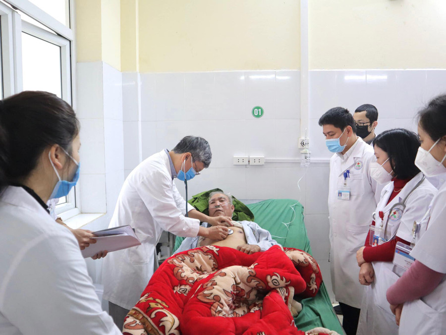 Đội ngũ y, bác sỹ bệnh viện luôn tận tâm với nghề. Đội ngũ y, bác sỹ bệnh viện luôn tận tâm với nghề.