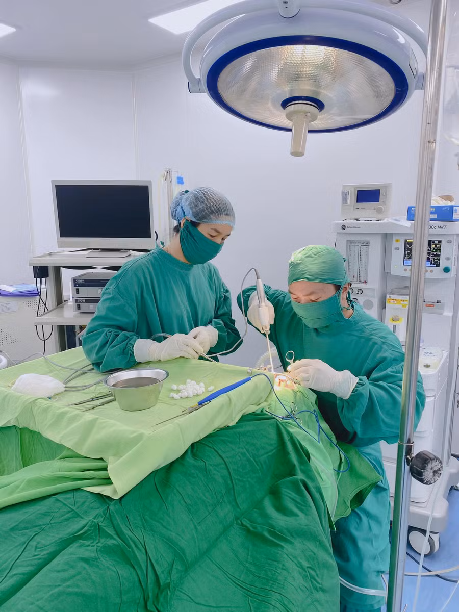 Bệnh viện Đa khoa Mộc Châu đưa máy móc hiện đại vào phẫu thuật cho bệnh nhân.