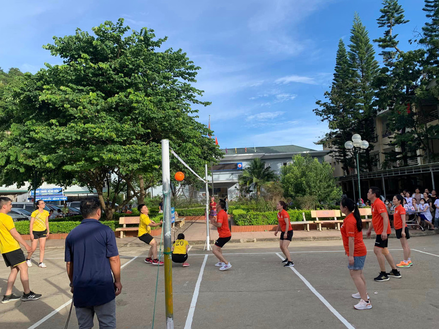 Tổ chức giải đấu bóng chuyền hơi cho đội ngũ y, bác sỹ và người lao động. Tổ chức giải đấu bóng chuyền hơi cho đội ngũ y, bác sỹ và người lao động.