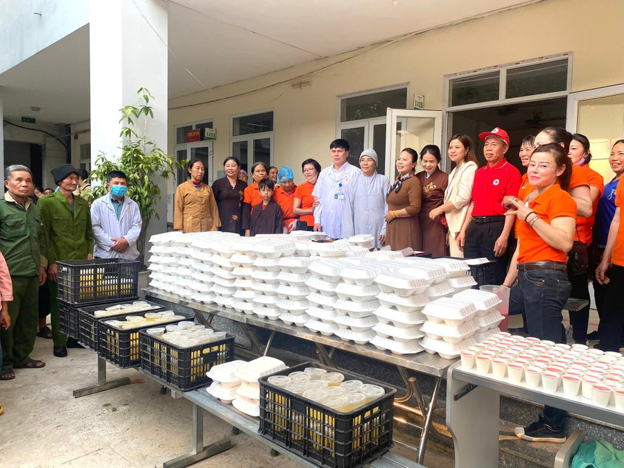 Công đoàn Bệnh viện phối hợp cùng các đoàn từ thiện cung cấp suất ăn cho bệnh nhân và người nhà bệnh nhân. Công đoàn Bệnh viện phối hợp cùng các đoàn từ thiện cung cấp suất ăn cho bệnh nhân và người nhà bệnh nhân.