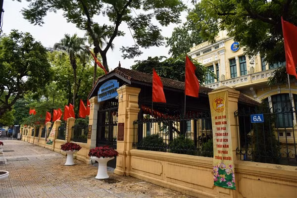 Trường THCS Trưng Vương ngày nay, trước đây là Trường nữ sinh Đồng Khánh.