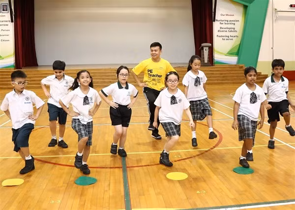 Giờ học thể dục của học sinh tiểu học Singapore.