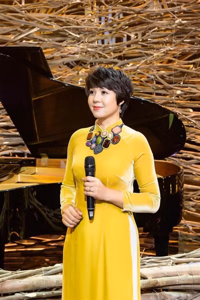 Nhà báo, MC Diễm Quỳnh luôn ghi dấu ấn trong lòng khán giả với nụ cười tươi và lối dẫn chương trình duyên dáng.