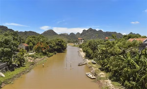 Các dấu tích đê kè đá Hồng Đức ở Ninh Bình vẫn rất rõ ràng.