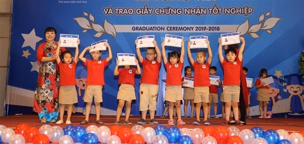 NGƯT Bùi Thị Hải trao thưởng cho học trò.