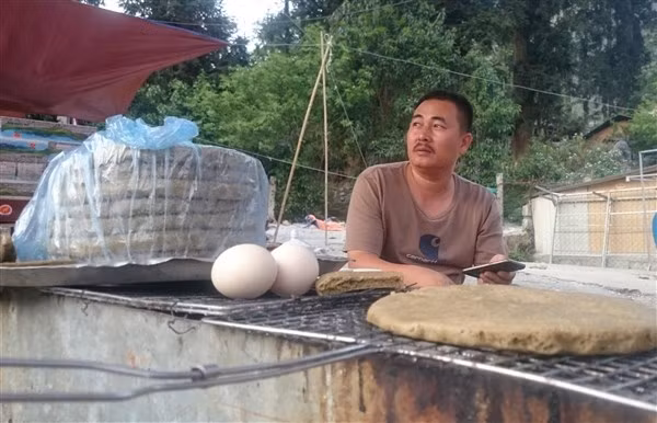 Khách du lịch rất tò mò với bánh tam giác mạch.