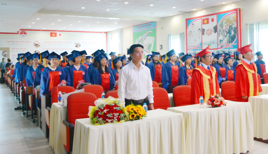 193 sinh viên hệ đào tạo chính quy, liên thông, văn bằng 2 ở các ngành Dược, Điều dưỡng và Hộ sinh khoá học 2020-2023. 193 sinh viên hệ đào tạo chính quy, liên thông, văn bằng 2 ở các ngành Dược, Điều dưỡng và Hộ sinh khoá học 2020-2023.