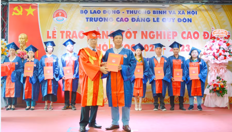 ThS Nguyễn Minh Thanh, Quyền Hiệu trưởng trao bằng tốt nghiệp và chúc mừng 193 sinh viên.