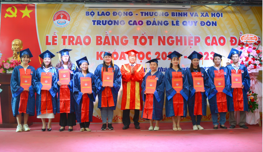 ThS Nguyễn Minh Thanh, Quyền Hiệu trưởng chúc mừng 193 sinh viên trình độ cao đẳng các ngành Dược, Điều dưỡng và Hộ sinh của trường. ThS Nguyễn Minh Thanh, Quyền Hiệu trưởng chúc mừng 193 sinh viên trình độ cao đẳng các ngành Dược, Điều dưỡng và Hộ sinh của trường.