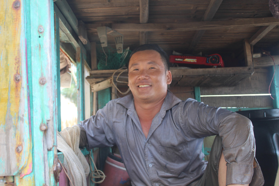 Phút nghỉ ngơi của ngư dân Trương Văn Sơn sau gần 10 giờ lênh đênh trên sóng nước.