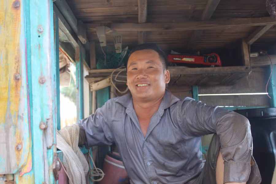 Phút nghỉ ngơi của ngư dân Trương Văn Sơn sau gần 10 giờ lênh đênh trên sóng nước.