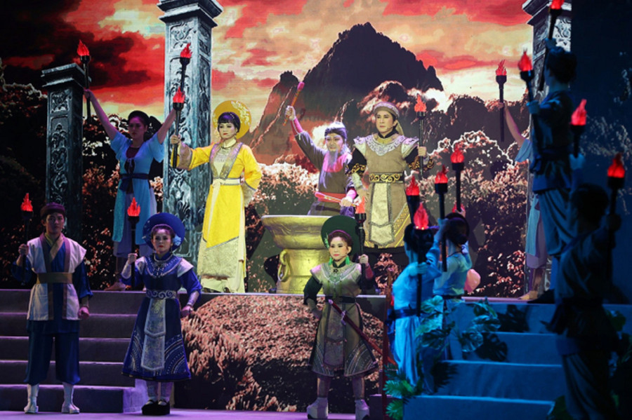 Buổi biểu diễn vở cải lương 'Tiếng trống Mê Linh' trong tối 15/10/2022. Ảnh: VietArt. Buổi biểu diễn vở cải lương 'Tiếng trống Mê Linh' trong tối 15/10/2022. Ảnh: VietArt.