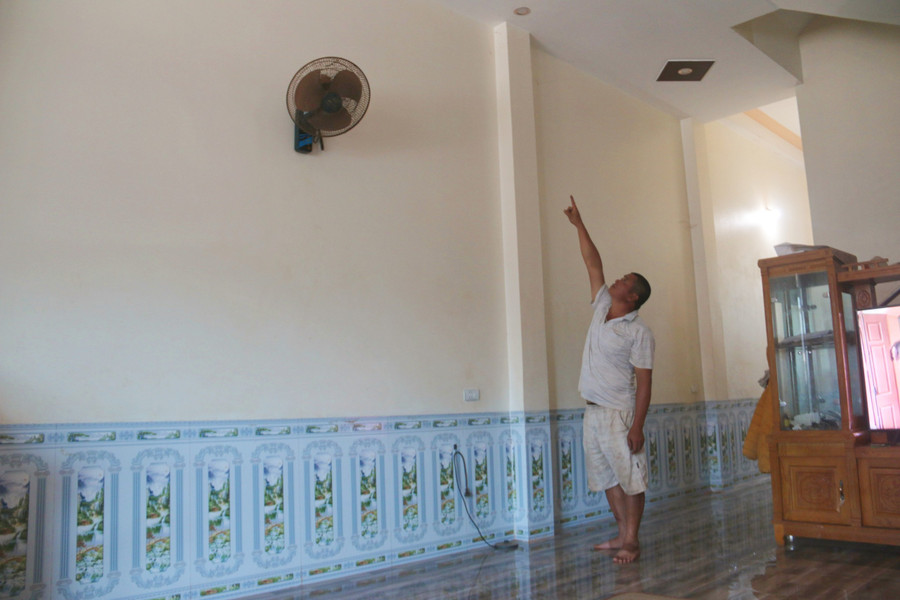 Anh Quàng Văn Xuân, bản Sàng, xã Hua La chỉ những vết nứt trên tường.